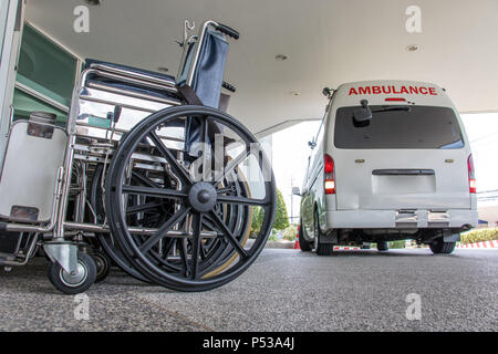 Der Krankenwagen Auto zum Eingang der Klinik angekommen. Die Rollstühle werden in einer Reihe am Eingang des Krankenhauses. Stockfoto