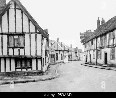 Fachwerkhäuser mittelalterlichen Gebäuden (The Swan Hotel & Wasser Straße) in Lavenham, Suffolk UK auf einem Papier negative auf einem 5x4-Kamera um 1972 übernommen. Stockfoto