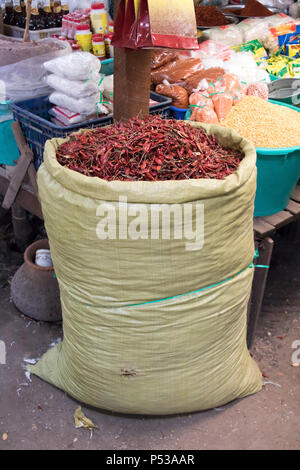 Getrocknete rote Paprika in großen Sack auf dem Markt. Angebot von Paprika im Shop. Stockfoto