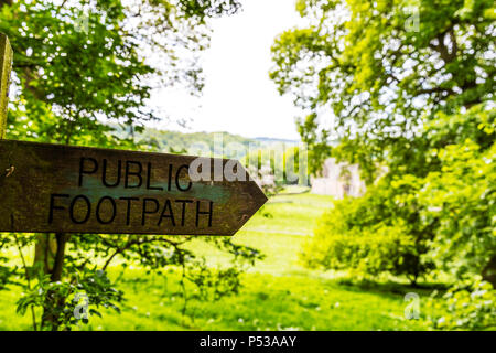 Öffentlichen Fußweg zeichen Yorkshire Dales UK, Öffentlichen Fußweg unterzeichnen, Vorfahrt, Öffentlichen Fußweg, Zeichen, Öffentlichen Fußweg Zeichen, Zeichen, Richtung, Stockfoto