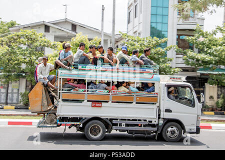 MYANMAR, Mandalay, 20. Mai 2018, traditionelle Transport von Material und Menschen in Myanmar. Die Menschen reisen auf dem Dach der Lkw überfüllt. Stockfoto