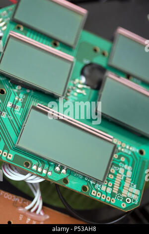 Miniatur-LCD-Panels auf der Hauptplatine. Platine close-up. Detail eines elektronischen Leiterplatte montiert mit Display. Stockfoto