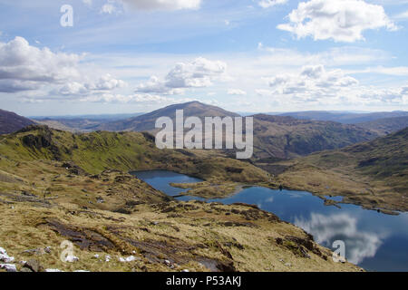 Ein Blick in Snowdonia, North Wales, mit Blick über die Berge und Seen aus der Pyg Anschluss oben Snowdon. Unten ist ein Teil der Bergleute. Stockfoto