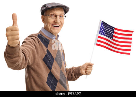 Senior Holding eine amerikanische Flagge und ein "Daumen hoch"-Zeichen auf weißem Hintergrund Stockfoto