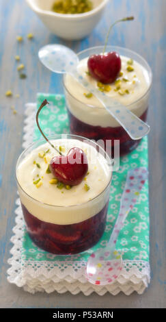 Kirsch-Gelee mit Sahne, Pistazie und Kirsche auf Top dessert Stockfoto