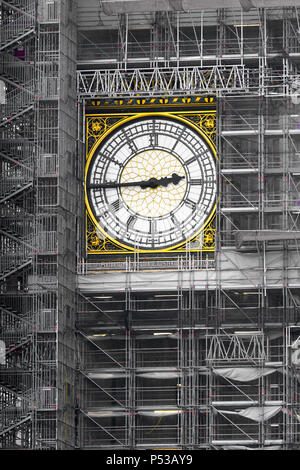 Big Ben clock Arbeiten noch während der Turm in Gerüst bei der Sanierung der Häuser des Parlaments, Juni 2018 abgedeckt ist. Stockfoto