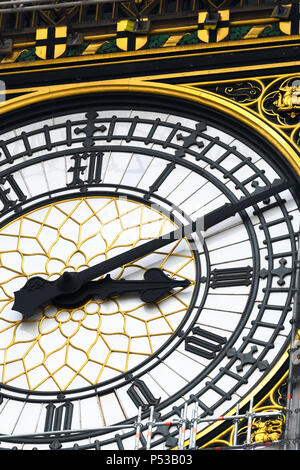 Big Ben clock Arbeiten noch während der Turm in Gerüst bei der Sanierung der Häuser des Parlaments, Juni 2018 abgedeckt ist. Stockfoto