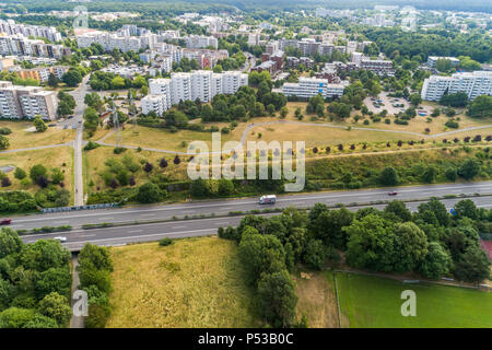 Hässliche Siedlung von Hochhäusern mit preiswerten Apartments direkt neben einer Autobahn in Wolfsburg, Deutschland. Stockfoto