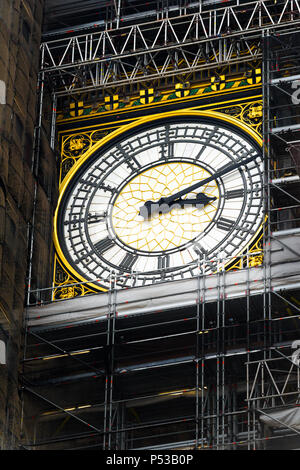 Big Ben clock Arbeiten noch während der Turm in Gerüst bei der Sanierung der Häuser des Parlaments, Juni 2018 abgedeckt ist. Stockfoto