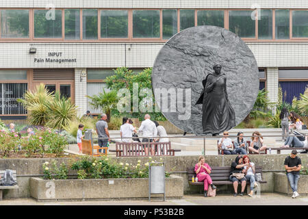 Bronze memorial Statue der Maria Seacole, auf dem Gelände des St. Thomas Hospital, von Florence Nightingale, Westminster, London, England gegründet. Stockfoto