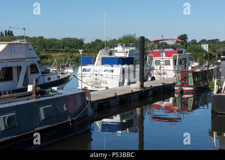 Boote auf dem Fluss Trent an Gunthorpe, Nottinghamshire England Großbritannien Stockfoto