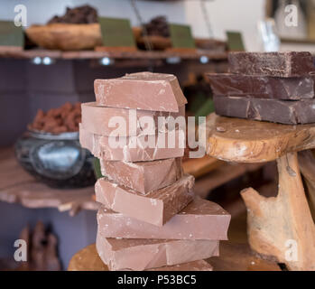 Stücke von Schokolade bis auf einer hölzernen Tresen in einem Store in der Brick Lane, London, UK gestapelt. Stockfoto