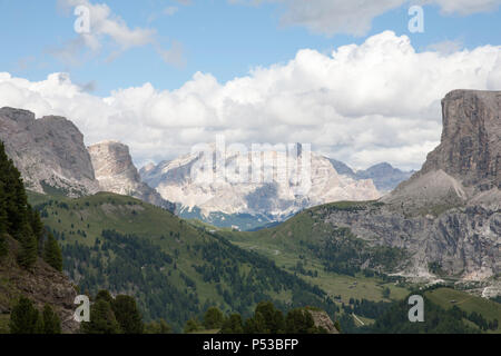 Die Grödner Joch grodner zwischen der Sella Gruppe und Grand Cir der Fanes Massiv im Abstand Wolkenstein Gröden Dolomiten Italien Stockfoto