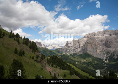 Der Passo Gardena Grodner Joch unterhalb der Sella Gruppe und Grand Cir-Wolkenstein Gröden Dolomiten Italien vorbei Stockfoto