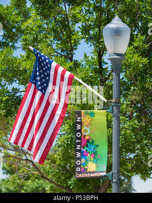 Die Innenstadt von Castle Rock Banner und Amerikanische Flagge Stockfoto