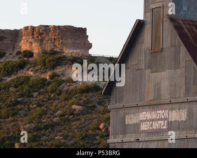 Castle Rock und die Bennington Mercantile Gebäude bei Sonnenuntergang Stockfoto