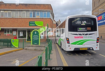 Taunton zum Busbahnhof, den ersten Bus, 2 Tower Street, Somerset, South West England, UK, TA1 4AF Stockfoto