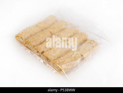 Halbzeuge. Gefrorene Pfannkuchen mit Hüttenkäse in einem tselofanovoy Verpackung. Auf einem weißen Hintergrund. Isolate. Stockfoto