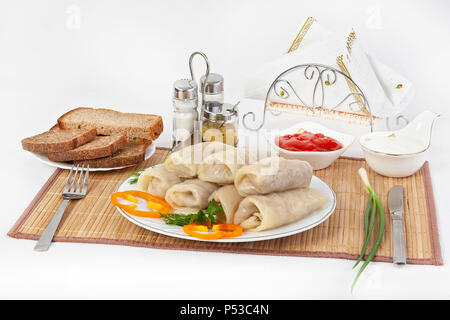 Kohlrouladen mit Soße und Sauerrahm. In der Regel mit schwarzem oder weißem Brot serviert. Ein gutes Gewürz für das Gericht ist Senf. Dies ist eine nützliche Teller für Stockfoto