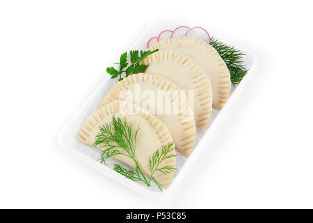 Frisch Gefroren Halbzeuge. Vareniki mit Kirschen. Das Produkt ist auf Kunststoff potdtons verpackt. Auf weissem Hintergrund isolieren. Stockfoto