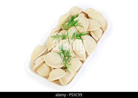 Frisch Gefroren Halbzeuge. Knödel mit Ihrem, Kartoffeln. Das Produkt ist auf Kunststoff poddtonah platziert. Auf weissem Hintergrund isolieren. Stockfoto