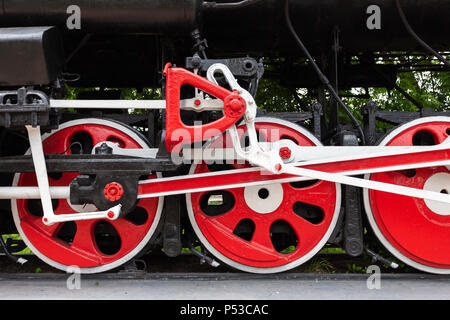 Die Lokomotive - Denkmal L-3291. Leistungsstarke, schönen Russischen Lokomotive. Räder close-up. Dampfmaschine. Stockfoto