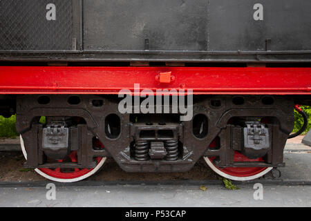 Die Lokomotive - Denkmal L-3291. Leistungsstarke, schönen Russischen Lokomotive. Räder close-up. Dampfmaschine. Stockfoto