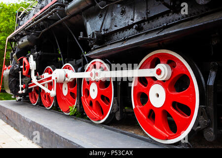 Die Lokomotive - Denkmal L-3291. Leistungsstarke, schönen Russischen Lokomotive. Räder close-up. Dampfmaschine. Stockfoto