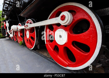 Die Lokomotive - Denkmal L-3291. Leistungsstarke, schönen Russischen Lokomotive. Räder close-up. Dampfmaschine. Stockfoto