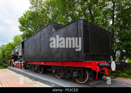 Die Lokomotive - Denkmal L-3291. Leistungsstarke, schönen Russischen Lokomotive. Räder close-up. Dampfmaschine. Stockfoto