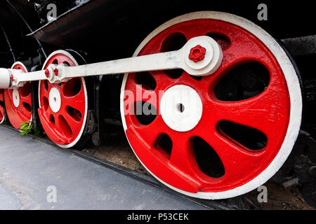 Die Lokomotive - Denkmal L-3291. Leistungsstarke, schönen Russischen Lokomotive. Räder close-up. Dampfmaschine. Stockfoto