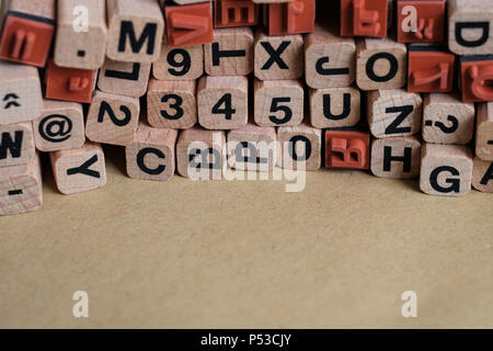 Buchstaben und Zahlen auf Holzklötze/Würfel - Buchdruck Stockfoto