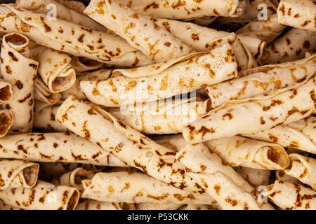 Frisch Gefroren Halbzeuge. Pfannkuchen mit Füllung. Das Produkt ist auf Kunststoff potdtons verpackt. Auf weissem Hintergrund isolieren. Stockfoto