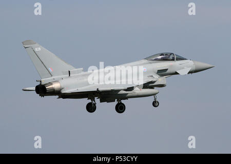 Tranche eines RAF Eurofighter Typhoon FGR 4 im Endanflug auf RAF Coningsby, Main Operating Base der RAF für den Typ. Stockfoto