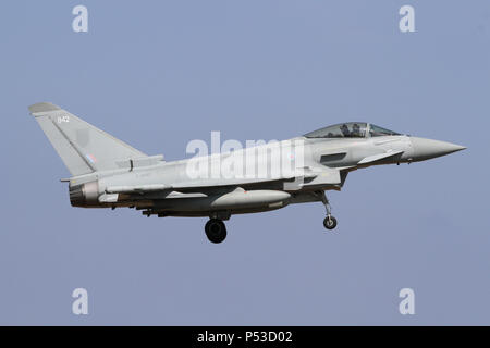 Frühe RAF Eurofighter Typhoon FGR 4 mit einer rauen Lackierung Ansatz zur RAF Coningsby. Stockfoto