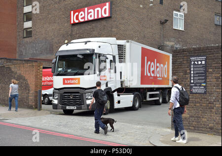 Ein Lkw in der Ladebucht der gefrorenen Lebensmittel Supermarkt Island in Islington, nördlich von London. Stockfoto