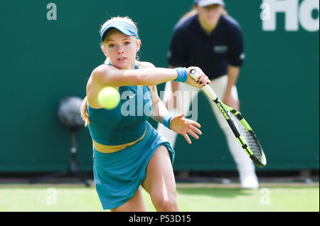 Katie Schwan von Großbritannien spielt einen Schuß in ihrem ersten runden Match gegen Danielle Collins der USA während der Natur Tal internationalen Tennisturnier in Devonshire Park in Eastbourne East Sussex UK. 24. Juni 2018 Stockfoto