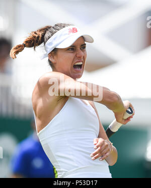 Sorana Cirstea von Rumänien spielt einen Schuß während ihrer ersten Runde gegen Anastasia Pavlychenkova in Russland während des Natur Tal internationalen Tennisturnier in Devonshire Park in Eastbourne East Sussex UK. 24. Juni 2018 Stockfoto