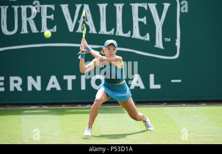 Katie Schwan von Großbritannien spielt einen Schuß in ihrem ersten runden Match gegen Danielle Collins der USA während der Natur Tal internationalen Tennisturnier in Devonshire Park in Eastbourne East Sussex UK. 24. Juni 2018 Stockfoto