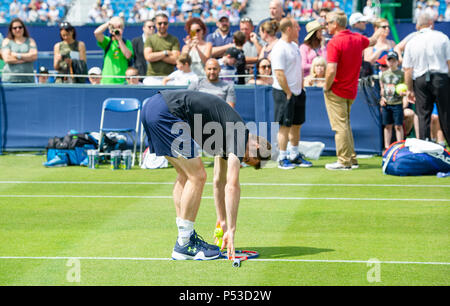 Andy Murray, erstreckt sich auf die Praxis Gerichte während der Natur Tal internationalen Tennisturnier in Devonshire Park in Eastbourne East Sussex UK. 24. Juni 2018 Stockfoto