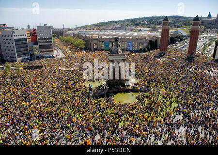 Barcelona,  Spanien - Mehr als eine halbe Million Menschen an einer friedlichen Demonstration für die Unabhängigkeit von Katalonien Stockfoto