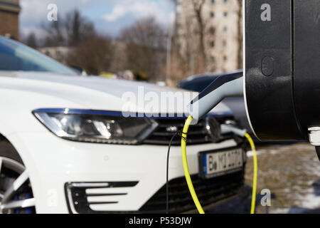 Berlin, Deutschland - laden ein VW Passat Variant Auto an einer Wand Ladestation. Stockfoto