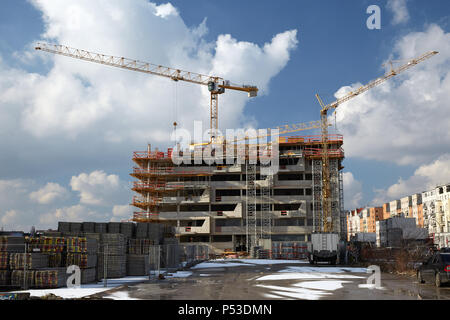 Berlin, Deutschland - Neubau eines Wohnhauses in der Shell, in Berlin-Friedrichshain mit auffälligen Fassadengestaltung. Stockfoto