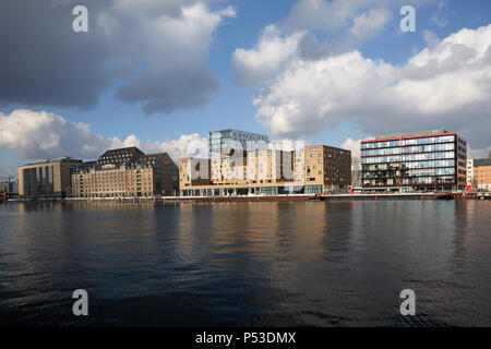 Berlin, Deutschland - die Aussicht auf die Spree am Osthafen auf historische und moderne Architektur am Spreeufer in Friedrichshain. Stockfoto