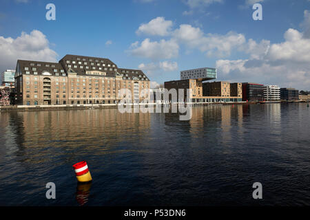 Berlin, Deutschland - die Aussicht auf die Spree am Osthafen auf historische und moderne Architektur am Spreeufer in Friedrichshain. Stockfoto
