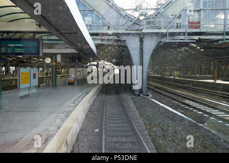 Berlin, Deutschland - Blick vom Fahrersitz aus einer regionalen Zug am Berliner Ostbahnhof am Bahnhof verlassen. Stockfoto