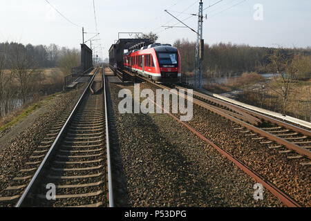 Schoenwalde, Brandenburg, Deutschland - Blick vom Fahrersitz aus einer regionalen Zug auf einer zweispurigen Bahn mit der Eisenbahnbrücke über die Havel Kanal. Stockfoto