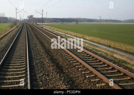 Schoenwalde, Brandenburg, Deutschland - Blick vom Bahnhof der Fahrer eines regionalen Zug auf einer zweispurigen Eisenbahnlinie. Stockfoto