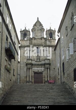 ARTE S. XVIII. ESPAÑA. IGLESIA DE SANTA MARIA LA MADRE. Edificio construido En 1722. Vista General de la FACHADA PRINCIPAL, con sus dos poderosas Torres, un gran Escudo y columnas pareadas, así Como hornacina con la Imagen de la Vírgen. OURENSE. Galizien. Stockfoto