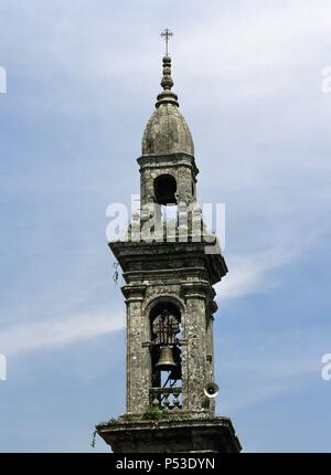 ARTE S. XVIII. ESPAÑA. MONASTERIO DE SANTA MARIA. Fundado en el año 909 por los condes don Ero y Doña Laura. La Iglesia daten Del Siglo XII. Vista de la TORRE DE LA IGLESIA, de estilo neoclásico. FERREIRA DE PALLARES. Comarca de Lugo. Provincia de Lugo. Galizien. Stockfoto